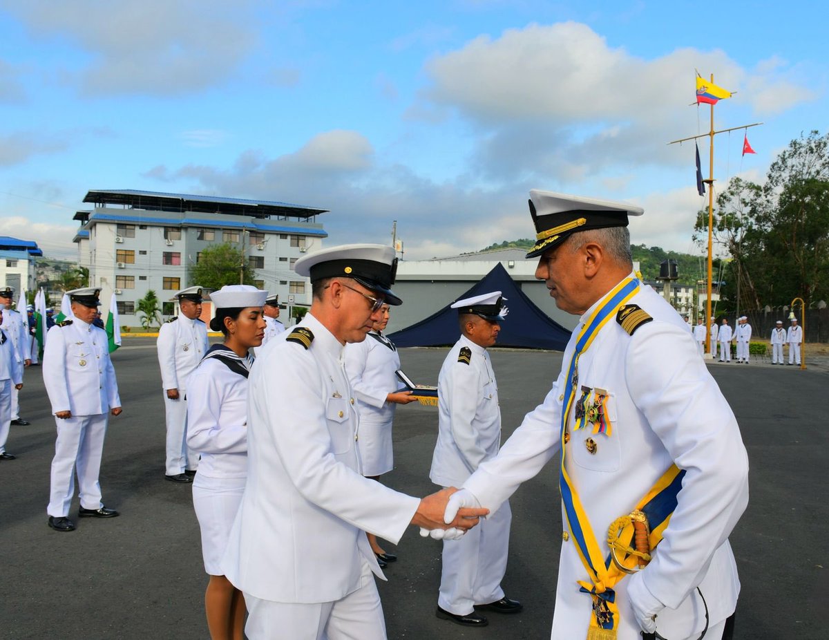 armada_ecuador's tweet image. #Esmeraldas || En el marco del aniversario del Combate Naval de Jambelí se realizó en la Base Naval de Esmeraldas la ceremonia militar de imposición de la condecoración al mérito naval “Comandante Rafael Morán Valverde” en el grado de “Comendador y Caballero” y la condecoración…