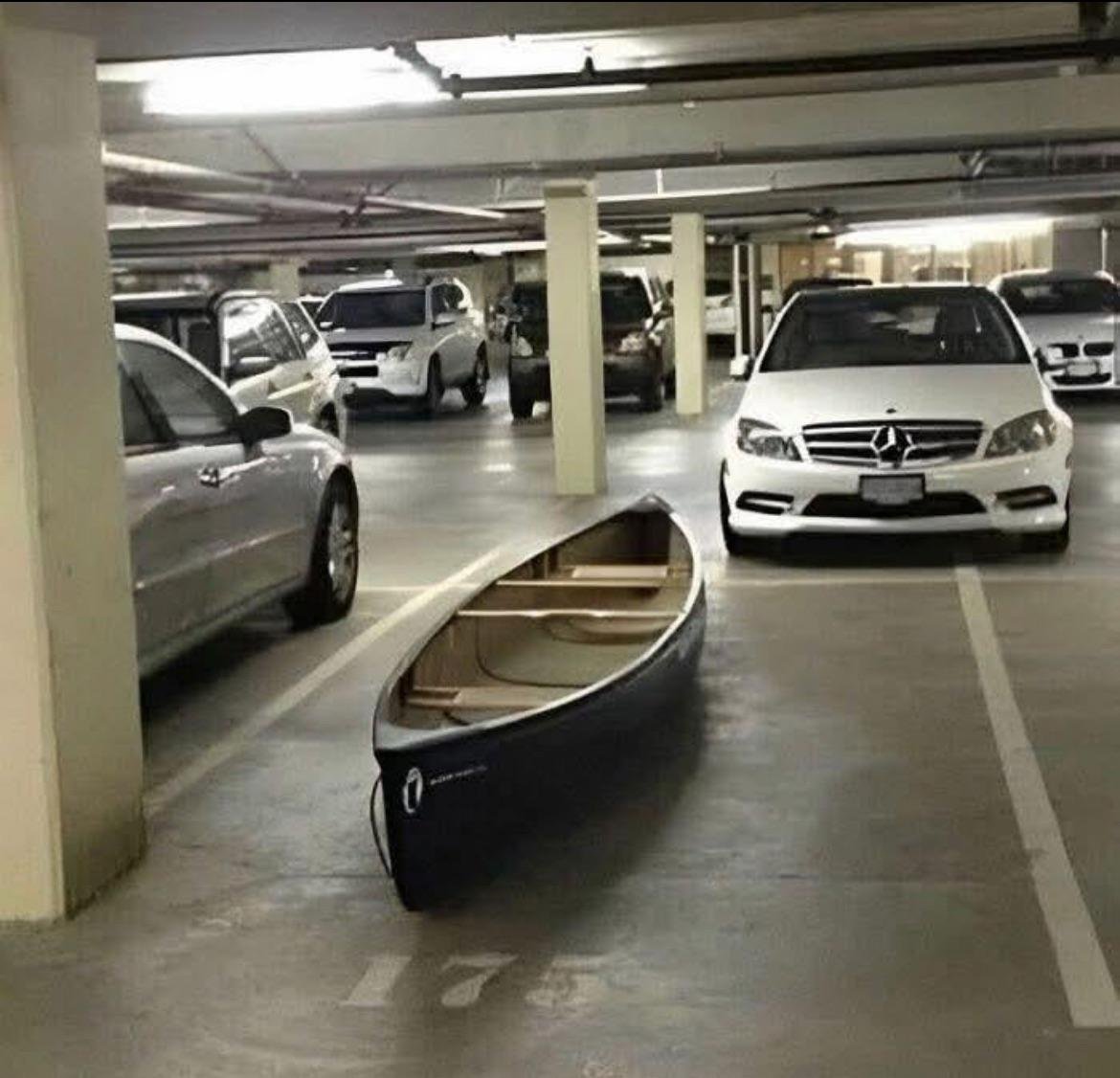 Kay_deeeeee's tweet image. Thanks to the monsoon &amp;amp; Bilaspur nagar nigam, boats now get access to basement parkings. 😅😂
