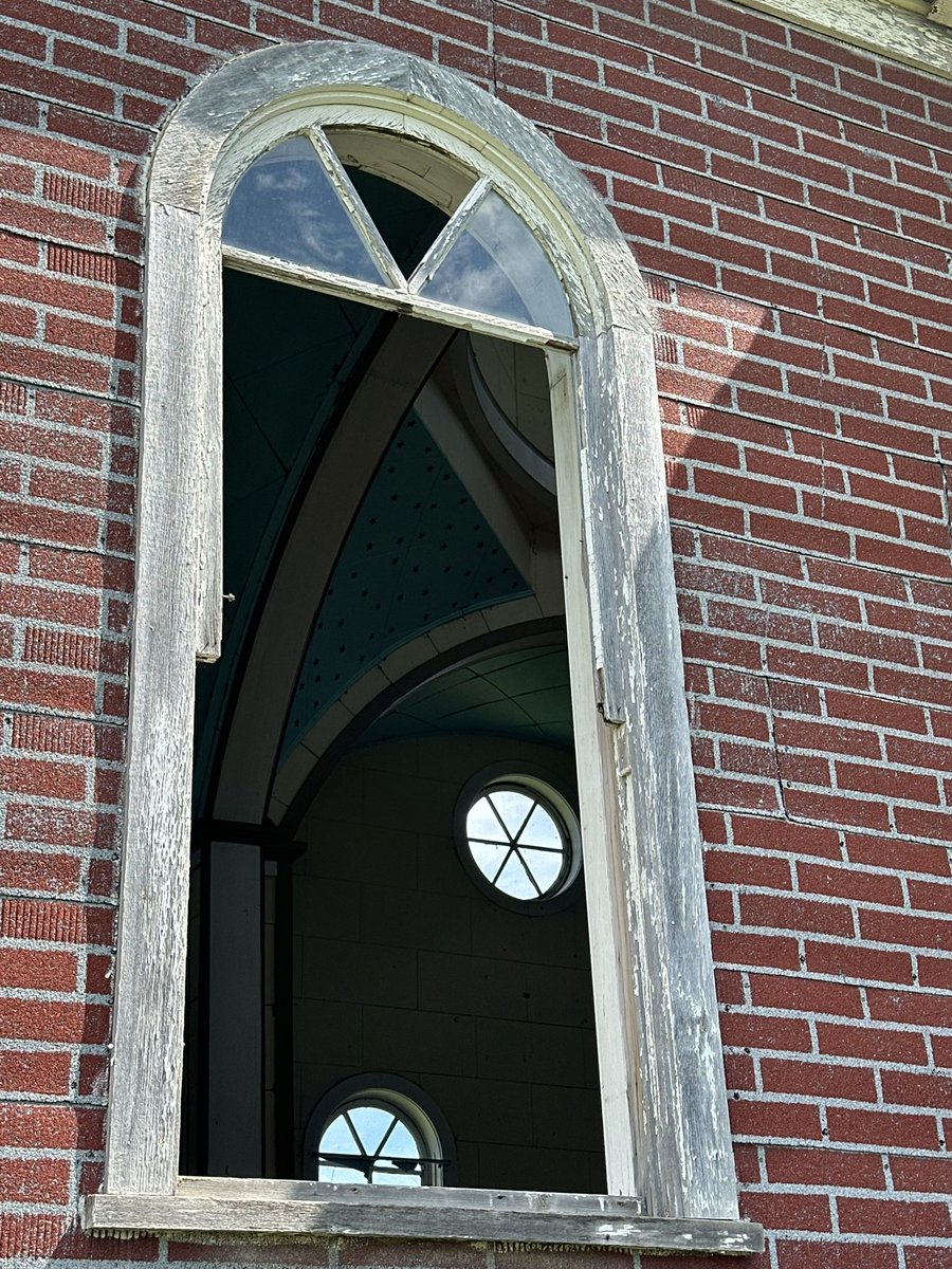 beepbat's tweet image. Found an abandoned church likely filled with asbestos and other questionable materials