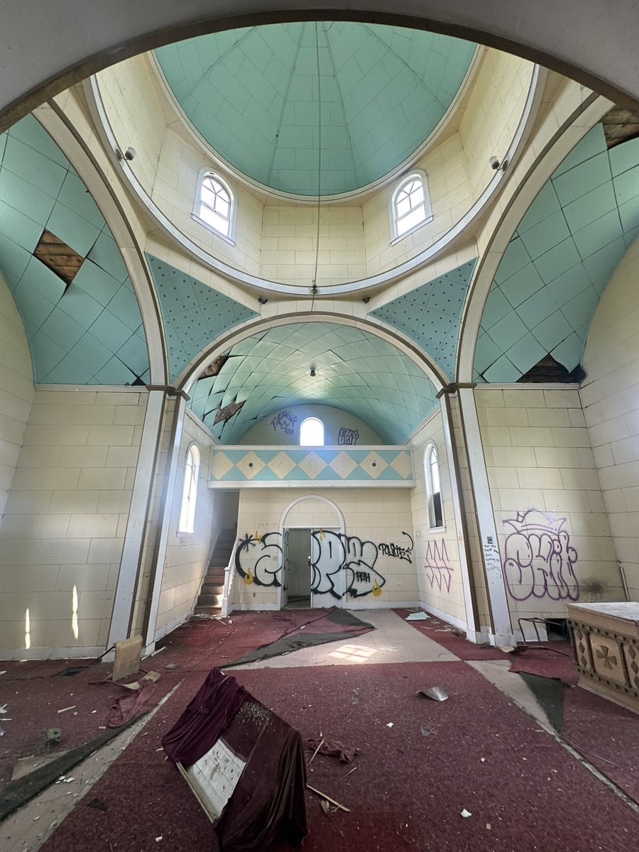 beepbat's tweet image. Found an abandoned church likely filled with asbestos and other questionable materials