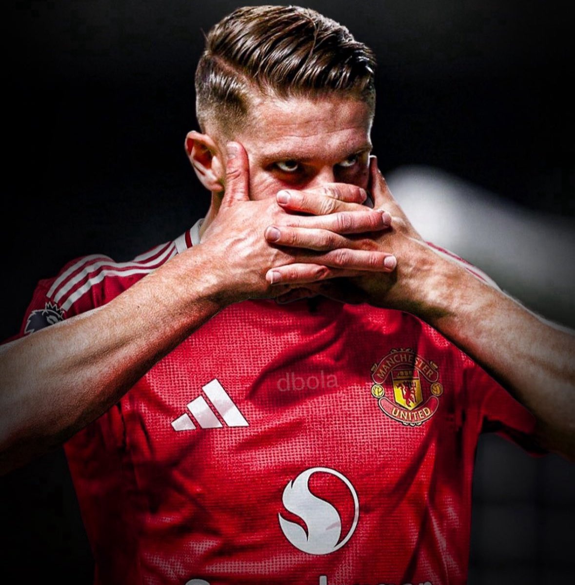 selormafc's tweet image. 🚨 JUST IN
Viktor Gyeökeres was seen and captured in both Arsenal and Man United kits in England today.