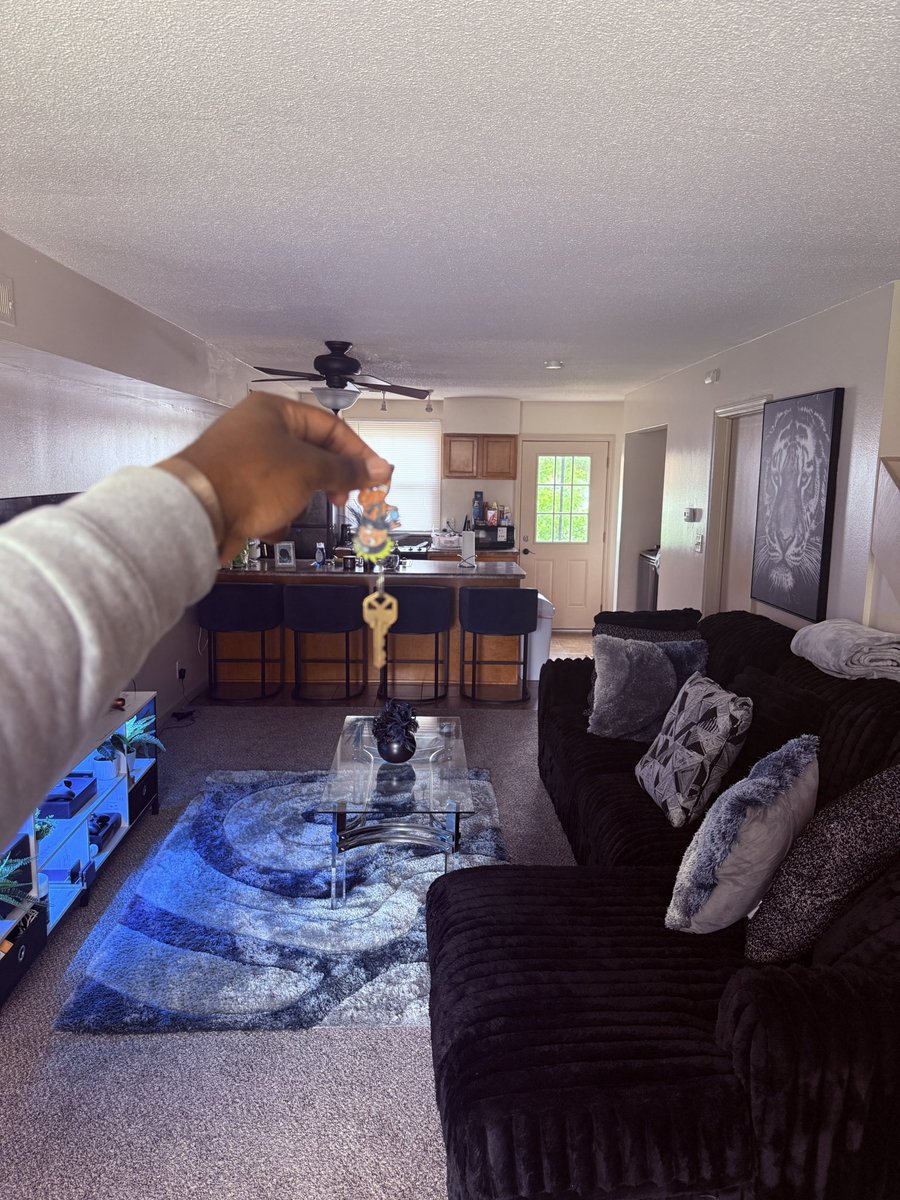 I moved out of my old apartment and moved into my first Townhome 🏡🔑  #Blessed 🙏🏾