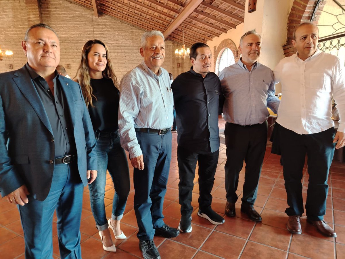 BitacoraPol's tweet image. Con motivo de su cumpleaños acompañaron en su comida de celebración al dirigente estatal de la @CTM_JaliscoFTJ @JuanHuertaPere3 entre otros: @HecPizano @prosocjalisco25; Tereso Medina dirigente de la CTM Coahuila; dip fed @aramirezcuellar; Carlos Mejía dirigente de la CTM Oaxaca