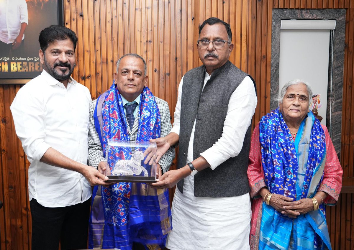 revanth_anumula's tweet image. On the occasion of Kargil Vijay Diwas, felicitated Col Joy Dasgupta,Hyderabad's Kargil war hero.
The-then Major Joy Dasgupta was part of the Ops to capture Tololing Hill.
Col Dasgupta, a Hyderabadi who graduated from Osmania University
was awarded the Sena Medal for his…