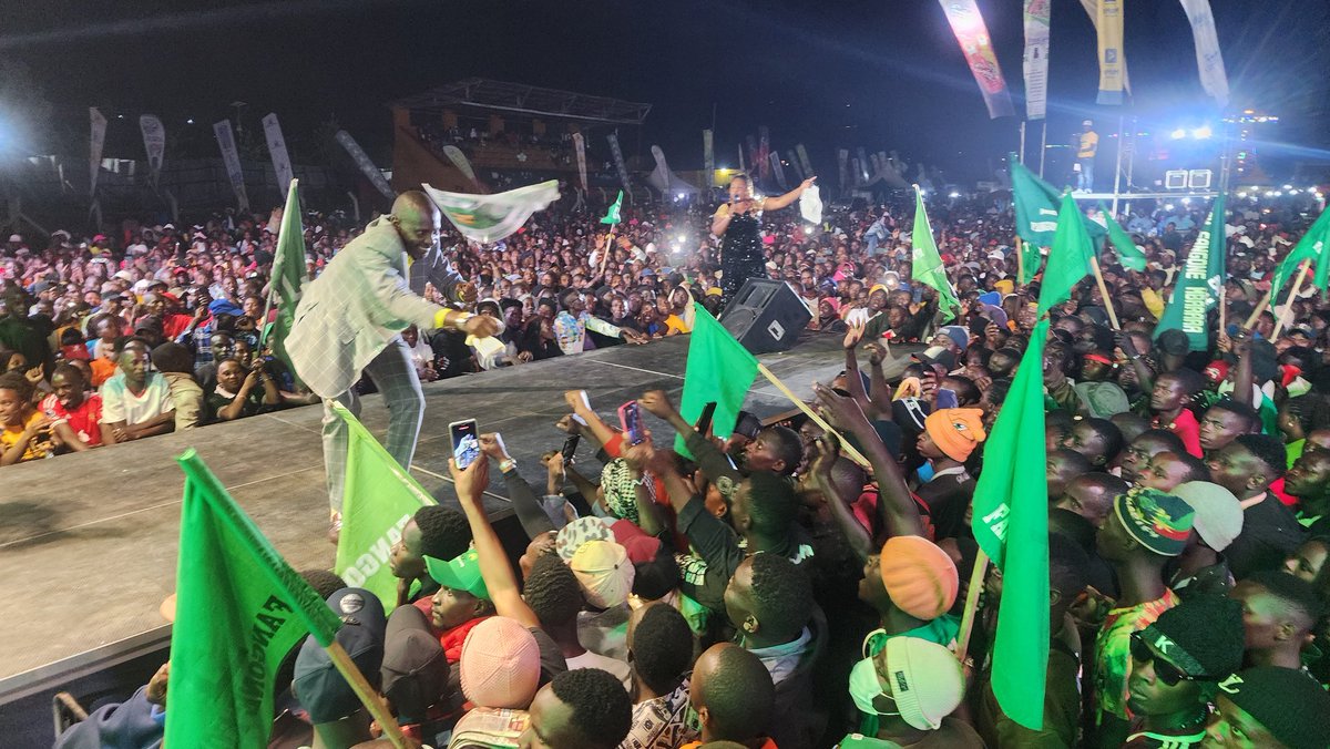 tvwestUG's tweet image. Owakigambire naija kukyehakana...
Peace Kyamukongwire on stage..
Meeya Kakyebezi nawe yajaguza na Radio West 100.2 FM emyaka 26..
#Ekinihiiro MIRA-NKWONGYERE
#RadioWestAt26
📷: Beth Akatukunda