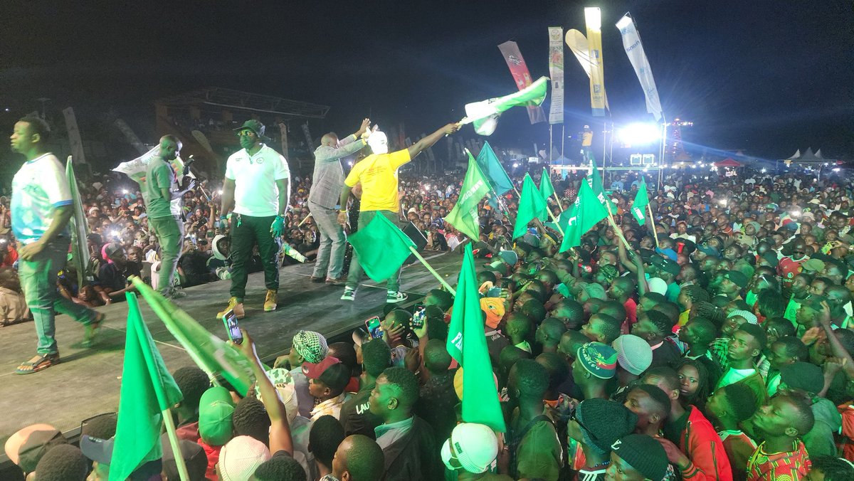 tvwestUG's tweet image. Owakigambire naija kukyehakana...
Peace Kyamukongwire on stage..
Meeya Kakyebezi nawe yajaguza na Radio West 100.2 FM emyaka 26..
#Ekinihiiro MIRA-NKWONGYERE
#RadioWestAt26
📷: Beth Akatukunda