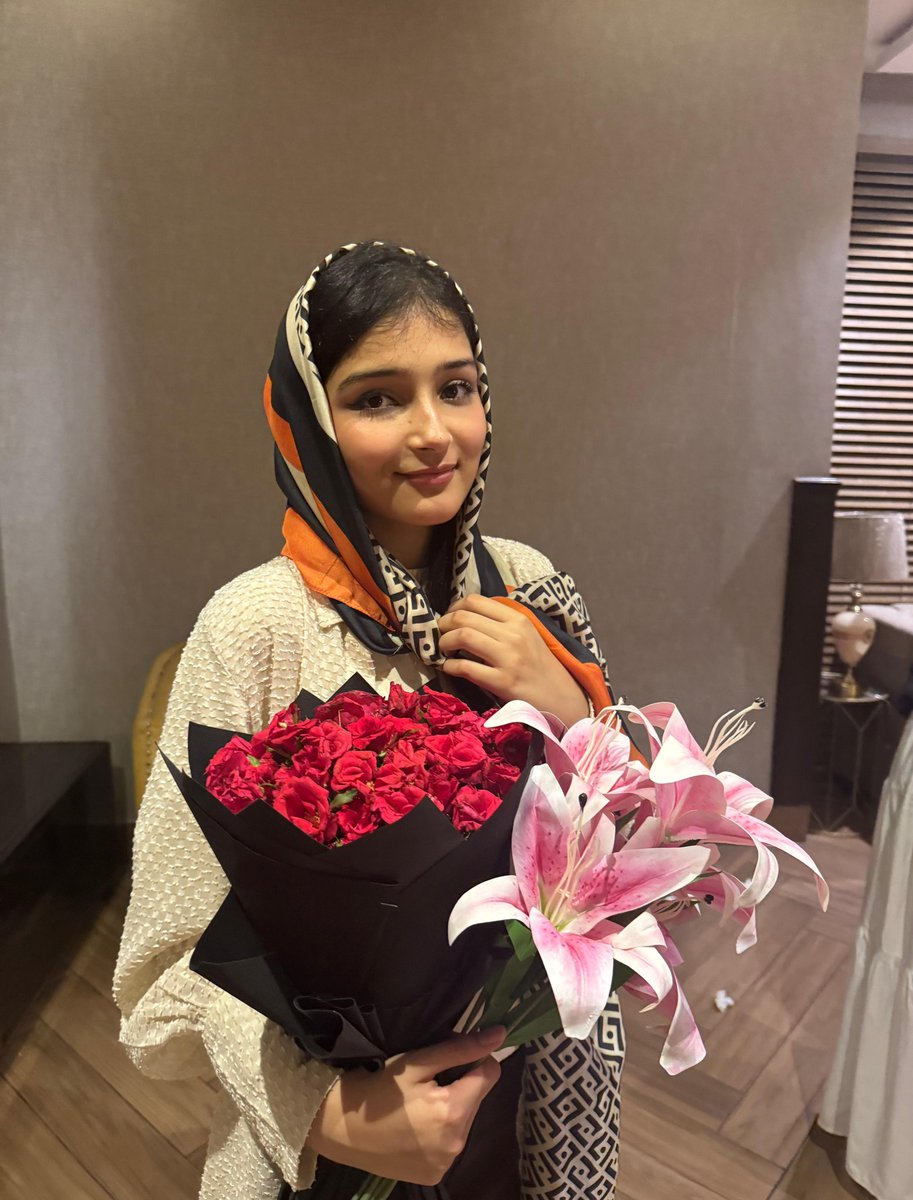 زندگی اور مشکلات آپ کو بہت بڑا سبق سکھاتے ہیں۔۔۔ زندگی کو ہنس کر گزارنے کا سبق,چیلنجز کو قبول کرنے کا سبق اور حالات جیسے بھی ہوں ہمت نا چھوڑنے کا سبق. کیاہوا اگر فاشسٹ حکمت نے پچھلے 67 دن سے میرے گھر کی بجلی کاٹی ہوئ ہے  ھم بے گھر ہیں لیکن اس کے باوجود 
Happy Birthday to Me 😍