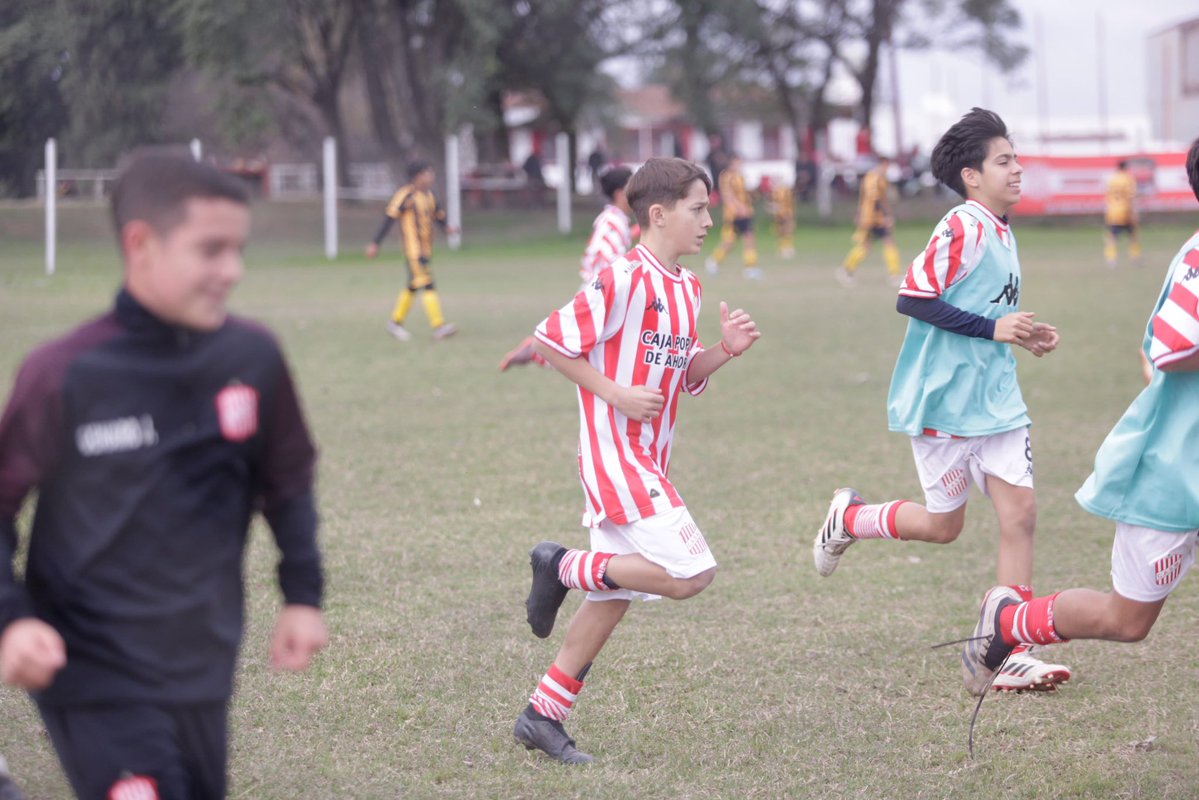 CASMOficial's tweet image. 🔴⚪️ #Juveniles
Terminó la jornada del Regional NOA 🇦🇹
En el Complejo Natalio Mirkin, durante el último encuentro de la tarde, la Sub 13 igualó 1 - 1 con Mitre de Santiago del Estero. Iago Hofer anotó para el Santo, mientras que Martín Mansilla lo hizo para la visita.
⚽️…