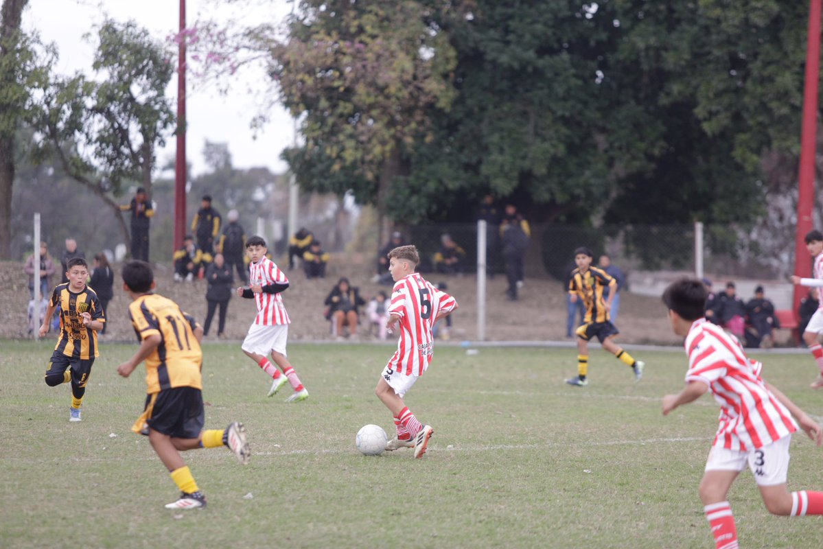 CASMOficial's tweet image. 🔴⚪️ #Juveniles
Terminó la jornada del Regional NOA 🇦🇹
En el Complejo Natalio Mirkin, durante el último encuentro de la tarde, la Sub 13 igualó 1 - 1 con Mitre de Santiago del Estero. Iago Hofer anotó para el Santo, mientras que Martín Mansilla lo hizo para la visita.
⚽️…