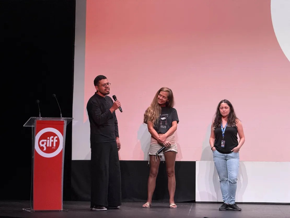 Estuvimos en la presentación del corto mexicano DESDOBLÁNDOME, dirigido por Andrea Natalia, con música de Raúl González.

Híbrido de pintura y animación. La producción estuvo integrada, en su mayoría, por pintores. Tardó dos años en realizarse y tiene 8-12 cuadros por segundo 🙀