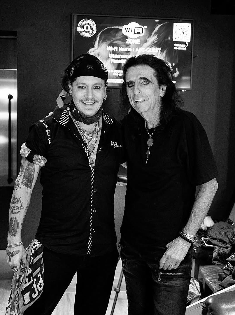 JerrieDepp's tweet image. Two icons, one photo God Dad (#JohnnyDepp) and the legendary Uncle @alicecooper, masters of rock and chaos, side by side at The O2 Arena! ⚡🖤🎤 

(Repost from Uncle @rosshalfin)