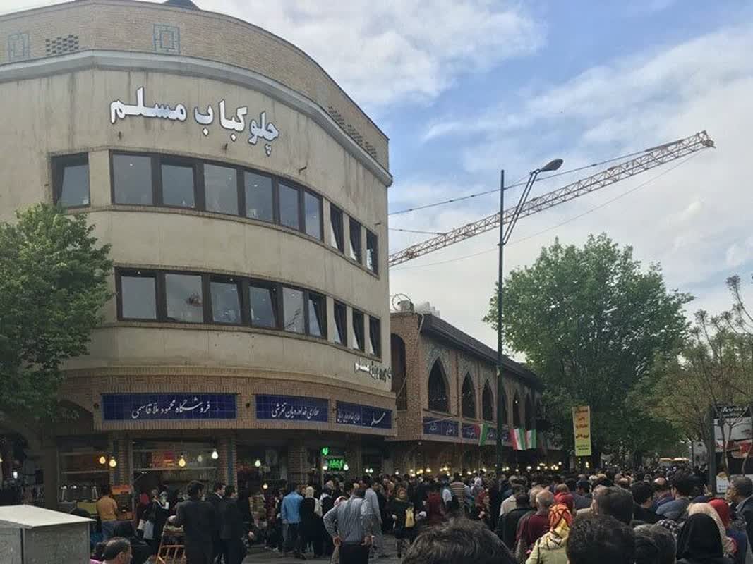 IrclockM's tweet image. رضا پهلوی دستور تجمع میده و جمعیتی که میان باعث خنده و شادی کل فضای مجازی شده است.
دم اون مشاوری که چنین پیشنهاداتی بهش میده گرم واقعا...
مشتی تو ته انقلابی نفوذی هستی. 😄
برای اینکه بدونید چه بلایی سرش اومده کافی است تصاویر جمعیت هوادار رضا پهلوی بعد از فراخوان جهانی را با…