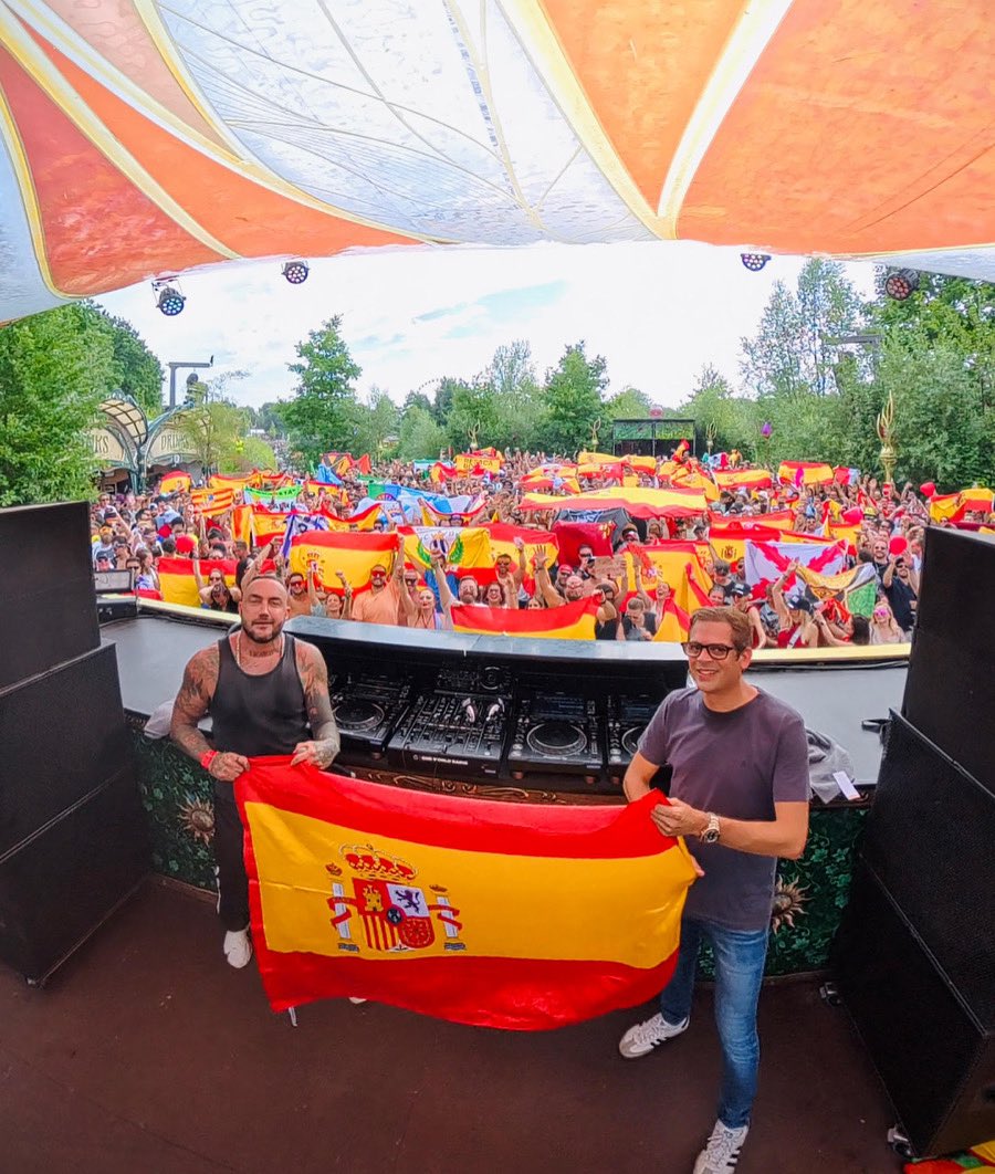 En directo desde  Tomorrowland (Bélgica).

Gracias a todos los Españoles que un año más habéis venido a nuestra sesión.
Es muy bonito y emocionante que pasen estas cosas a tantos kilómetros de casa.