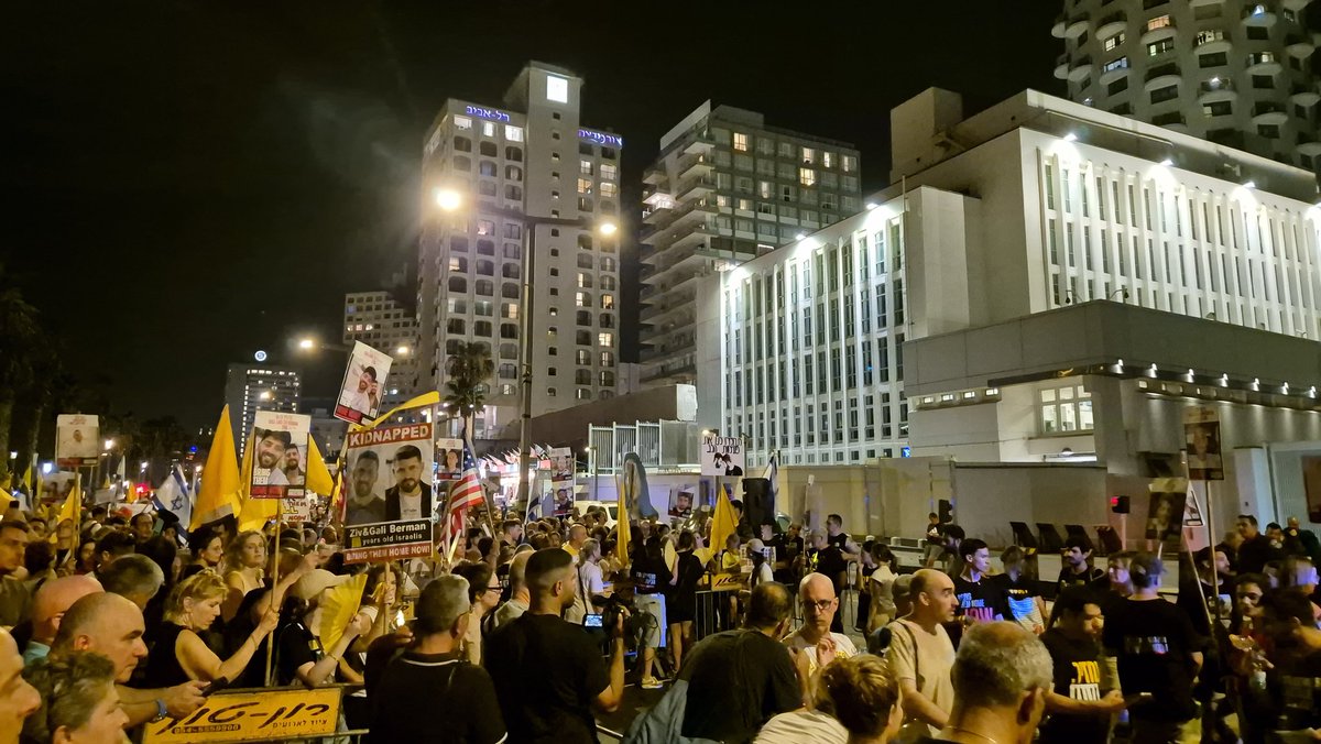 המונים צעדו לצדנו אל מול שגרירות ארה"ב.