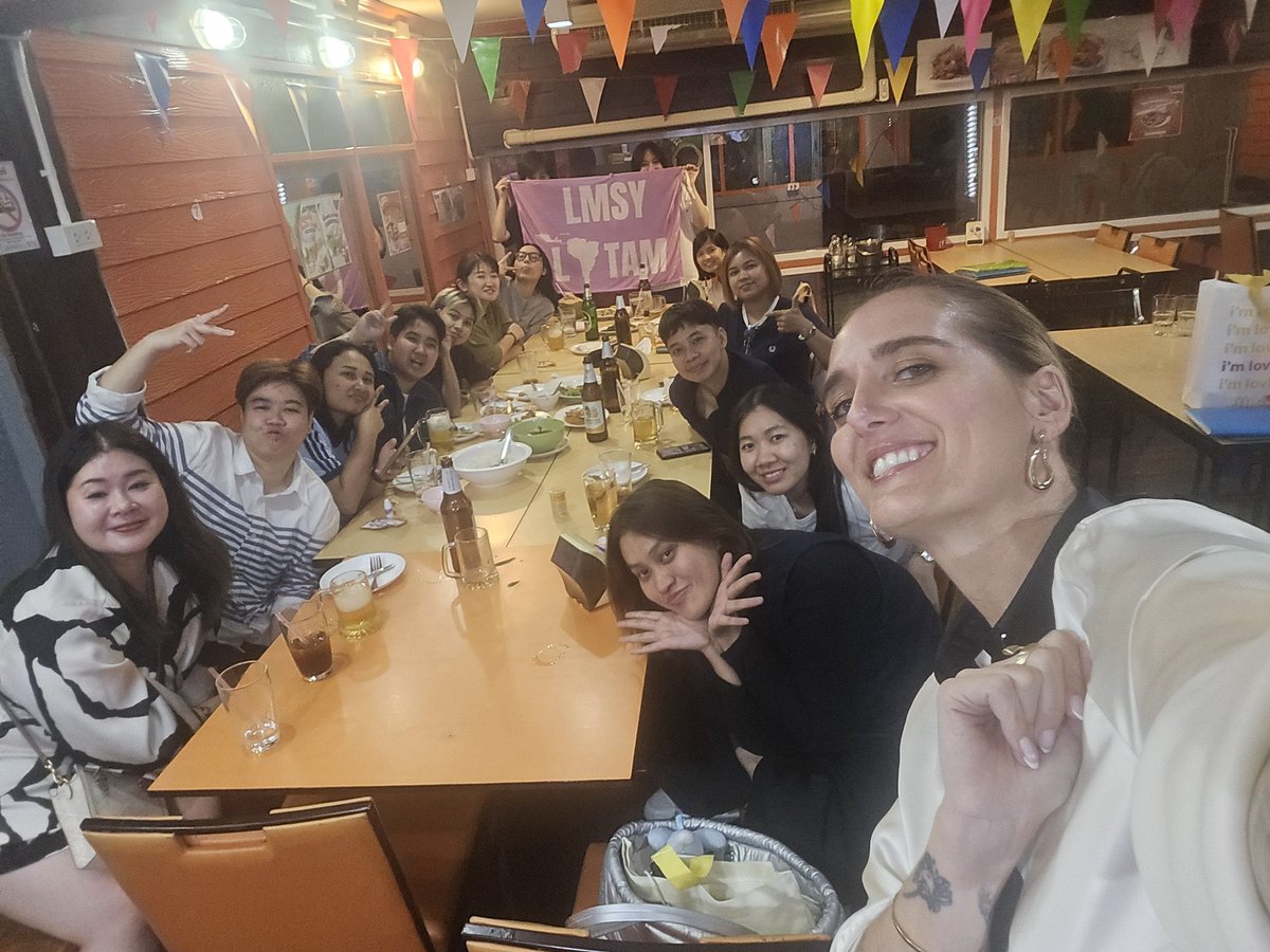 Lmsyespanol's tweet image. Desde Latam para Tailandia 🤍
Nuestra querida admin Gal hizo sentir la presencia latina en el evento y nos compartió lindos momentos 🥺🤍
Ahora las chicas y muchas besties en Tailandia saben que hay mucho cariño para ellas en nuestros países.
Gracias por el apoyo y la…
