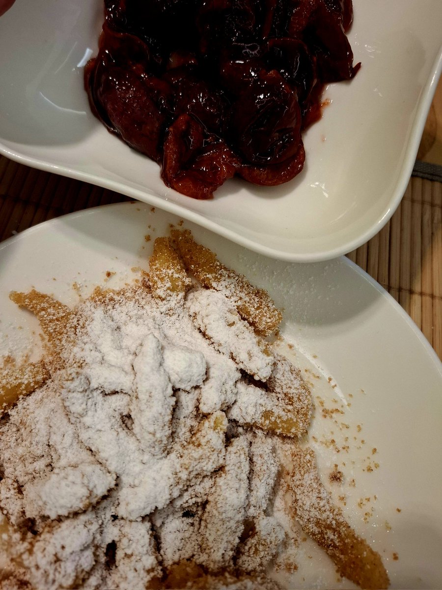 Bei dem Wetter brauchts was für die Seele. #Topfennockerl mit #Zwetschkenröster 

Am Besten nicht selbst gekocht, sondern bekochen lassen. 😉

#soulfood #AustrianKitchen #ÖsterreichischeKüche