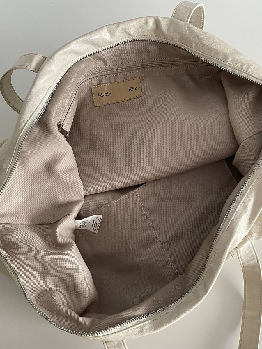 ส่งต่อ matin kim tote bag รุ่นใบใหญ่ จุเสื้อผ้า 1-2 วันได้ น้องเป็นรุ่นหนังนะคะ ข้างในสะอาดมาก แต่ตัวหนังมีร่องรอยการใช้งาน จะพยยแจ้งตำหนิละเอียดที่สุดใน mention น้า

🛒 869.- free shipping

#ส่งต่อกระเป๋ามือสอง #ส่งต่อกระเป๋า #โล๊ะตู้ #ส่งต่อเสื้อผ้ามือสอง #ส่งต่อ #พรีเกาหลี