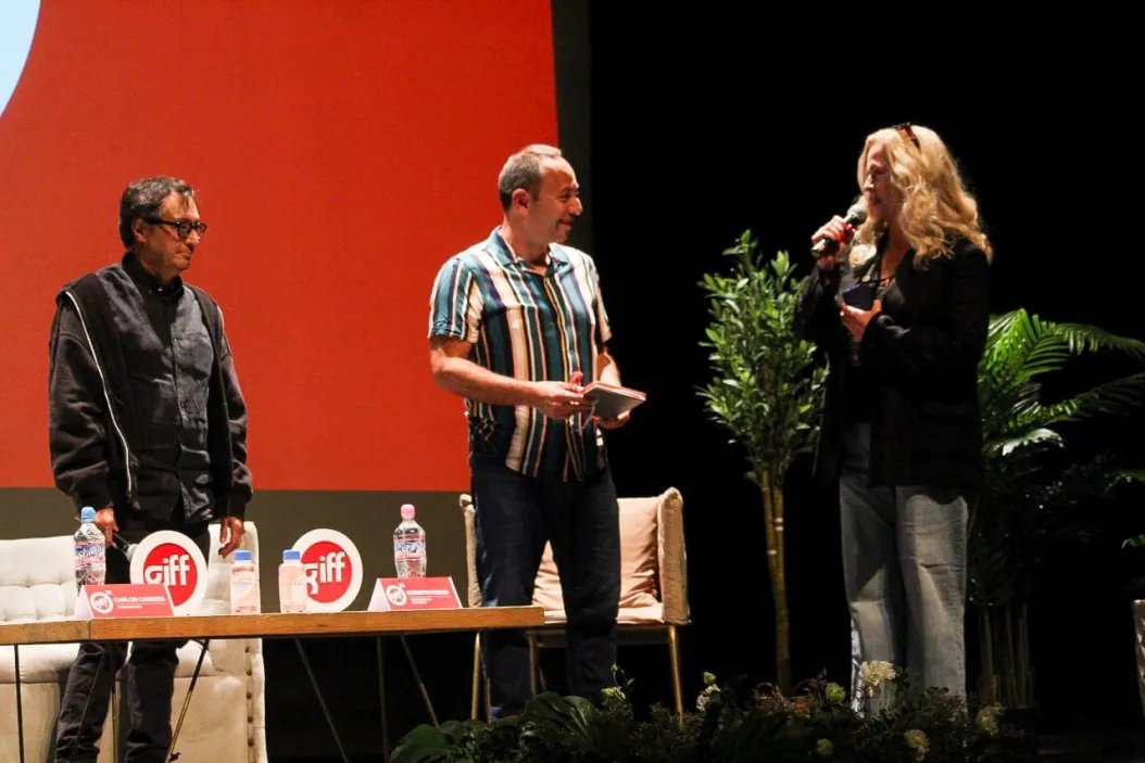 La Estatuilla (@laestatuilla) on Twitter photo Ayer en la inauguración de <a href="/giffmx/">Guanajuato Film Fest</a>, CARLOS CARRERA recibió un homenaje por su carrera que incluye grandes obras como "El crimen del padre Amaro", "Ana y Bruno" y "La mujer de Benjamin".
Estas son algunas fotos de la Conferencia Magistral que ofreció hoy durante el festival. Ayer en la inauguración de <a href="/giffmx/">Guanajuato Film Fest</a>, CARLOS CARRERA recibió un homenaje por su carrera que incluye grandes obras como "El crimen del padre Amaro", "Ana y Bruno" y "La mujer de Benjamin".
Estas son algunas fotos de la Conferencia Magistral que ofreció hoy durante el festival.
