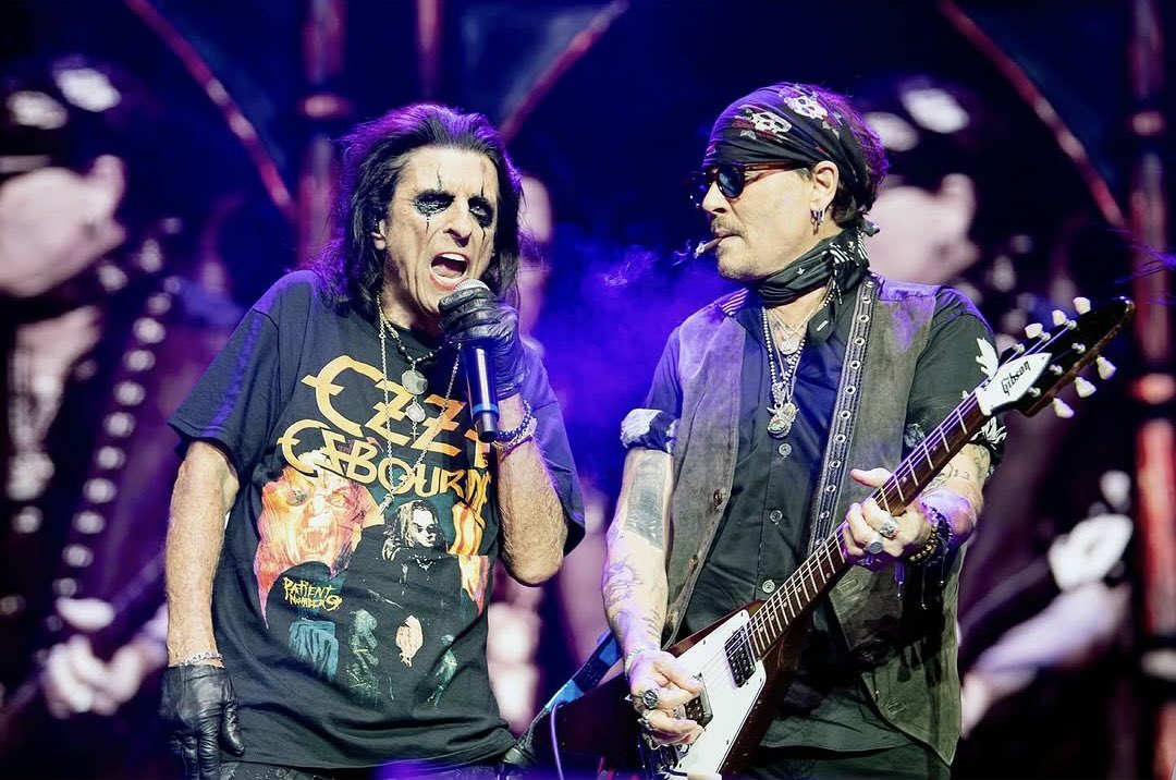 JerrieDepp's tweet image. God Dad (#johnnydepp) and Uncle @alicecooper lighting up The O2 stage like only true legends can! A rock ‘n’ roll moment captured perfectly by the legend behind the lens Uncle @rosshalfin 🎸🖤🔥