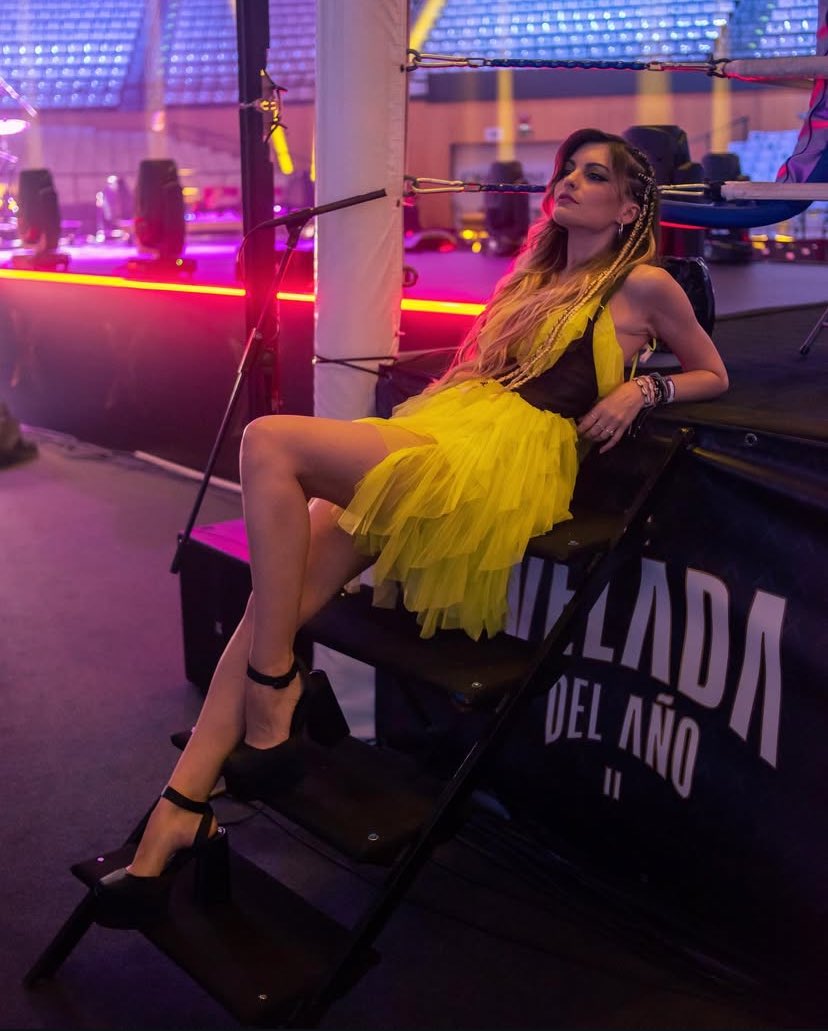 Joseswin_'s tweet image. Ella siempre será la presentadora #LaVeladaDelAñoV