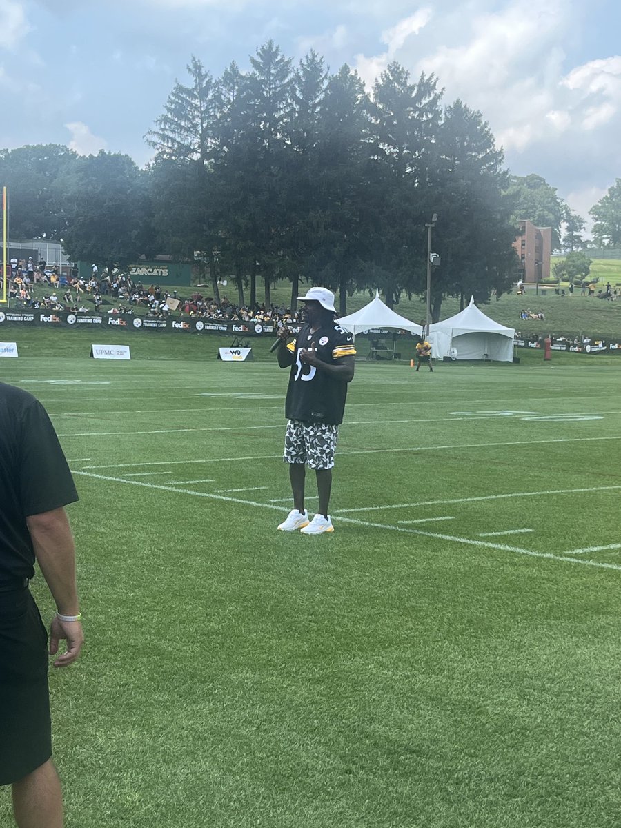 tribjoerutter's tweet image. Joey Porter talks to the crowd before practice after being introduced by Mike Tomlin.