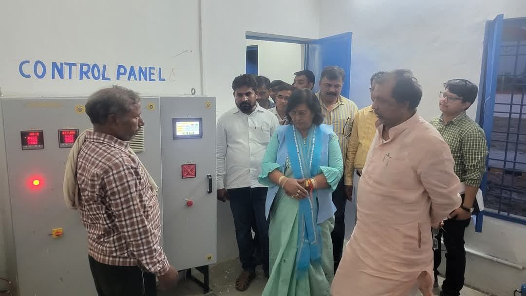 NidhiD_1's tweet image. अनिल शुक्ला वारसी और @_pratibhashukla सत्ता की मलाई खाने वाली जोड़ी, जो पर्दे के पीछे से पार्टी को खोखला कर रही है।
दल बदल, जाति जहर और कट्टरपंथियों से डील यही है इनकी पूरी राजनीति।
ये मंत्री नहीं, सत्ता के नाम पर चलती फिरती निजी कंपनी हैं।