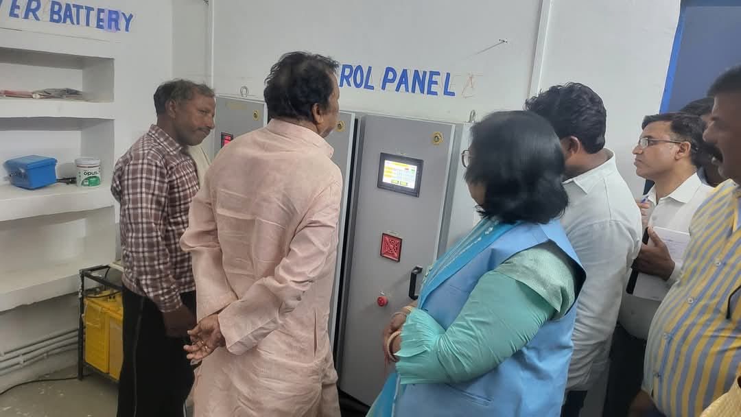 NidhiD_1's tweet image. अनिल शुक्ला वारसी और @_pratibhashukla सत्ता की मलाई खाने वाली जोड़ी, जो पर्दे के पीछे से पार्टी को खोखला कर रही है।
दल बदल, जाति जहर और कट्टरपंथियों से डील यही है इनकी पूरी राजनीति।
ये मंत्री नहीं, सत्ता के नाम पर चलती फिरती निजी कंपनी हैं।