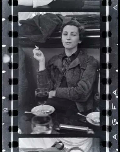 ComMadridMR's tweet image. Os deseamos #BuenasNoches recordando que el 26 de julio de 1937 fallecía en un hospital de campaña republicano Gerda Taro la primera mujer fotoperiodista en inmortalizar un frente de guerra. También  la primera en morir fotografiando un combate
SyR❤️💛💜
jardinremoto.net/biografias/ger…