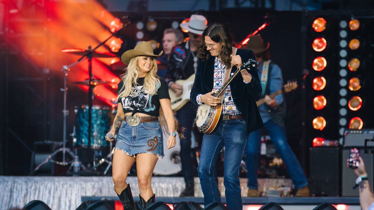 LumenField's tweet image. What a night with @mirandalambert under these arches.