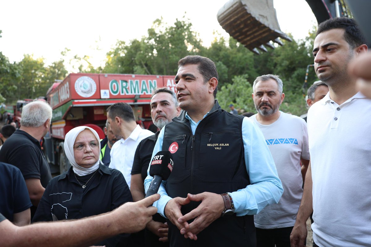 duzce_valiligi's tweet photo. Gümüşova ilçemizde etkisini gösteren orman yangını kontrol altına alındı

📍Gümüşova - Yeşilyayla Köyü

Sakarya’nın Hendek ilçesi Hacimbey köyünde çıkan ve Gümüşova ilçemize bağlı Yeşilyayla köyü kırsalını da etkisi altına alan orman yangını kamu ekipleri, arama-kurtarma gönüllüleri ve vatandaşlarımızın desteği ile kontrol altına alındı. 

Bölgede incelemelerde bulunan Valimiz Sayın @ValiSelcukAslan, meteorolojik uyarılar çerçevesinde yangın ihtimaline karşı tedbirlerin alındığını, ihbarın gelmesinin ardından da kamunun tüm imkan ve kapasitesinin yanı sıra gönüllülerin de olay yerine sevk edildiğini ifade etti. 

Hızlı bir müdahale ile yangının çevrelenmiş durumda olduğu bilgisini paylaşan Sayın Valimiz, yüksek rakımlara müdahalenin zorluğu sebebiyle helikopterle hava desteği verildiğini aktarak, 1 helikopter, 55 iş makinesi ve 277 çalışanla yangının kontrol altına alındığı söyledi. 

Elindeki tüm imkan ve kapasiteyi seferber eden vatandaşlara, gönüllülere teşekkür eden Sayın Valimiz, yangında 50 hektarlık orman arazisinin etkilendiğini kaydetti.