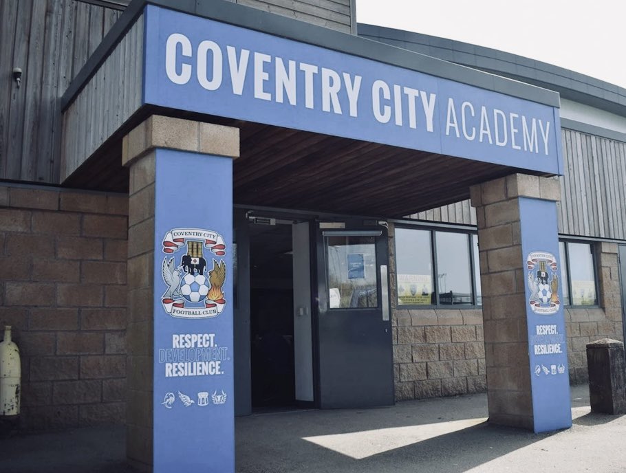 AdrianHarvie's tweet image. Sunny morning out watching @coventrycity academy vs @NorwichCityAcad Thanks to @danbolas and staff for their warm welcome 👌🏻 🏴