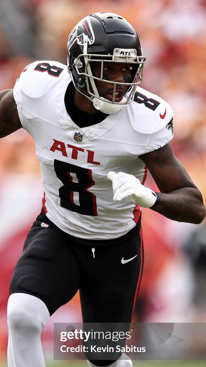 HelmetStalker's tweet image. Falcons TE Kyle Pitts is using a Riddell SpeedFlex with an SF-2EG-SW facemask and a SportStar Victory chinstrap paired with their Flex Adapters; he used a Schutt F7 UR1 with an F7-EGOP-NB-VC facemask in 2024.