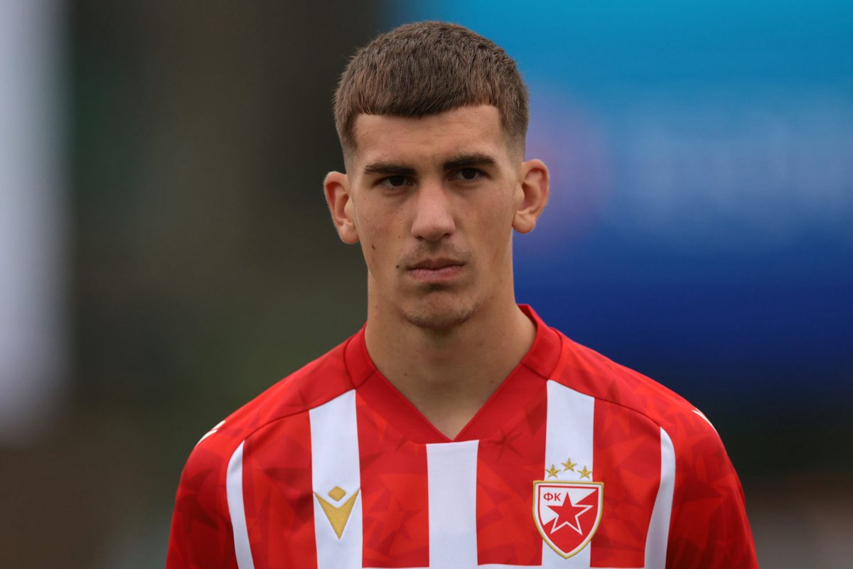 AntonioMango4's tweet image. 🇷🇸Veljko Milosavljević (18, 2007)
Impressing more every time he steps out for Crvena zvezda.
6,4 Foot CB known for his outstanding physical abilities, proactive and aggressive style.
Extremely mature on the ball too, comfortable stepping into midfield, smart distribution. 💎