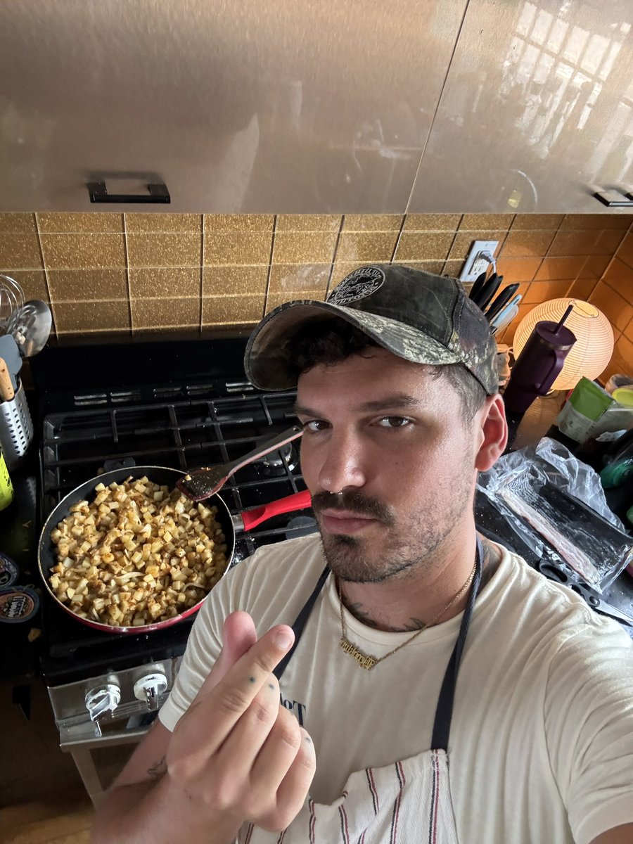 _garrettcharles's tweet image. cookin brunch 4 da boys