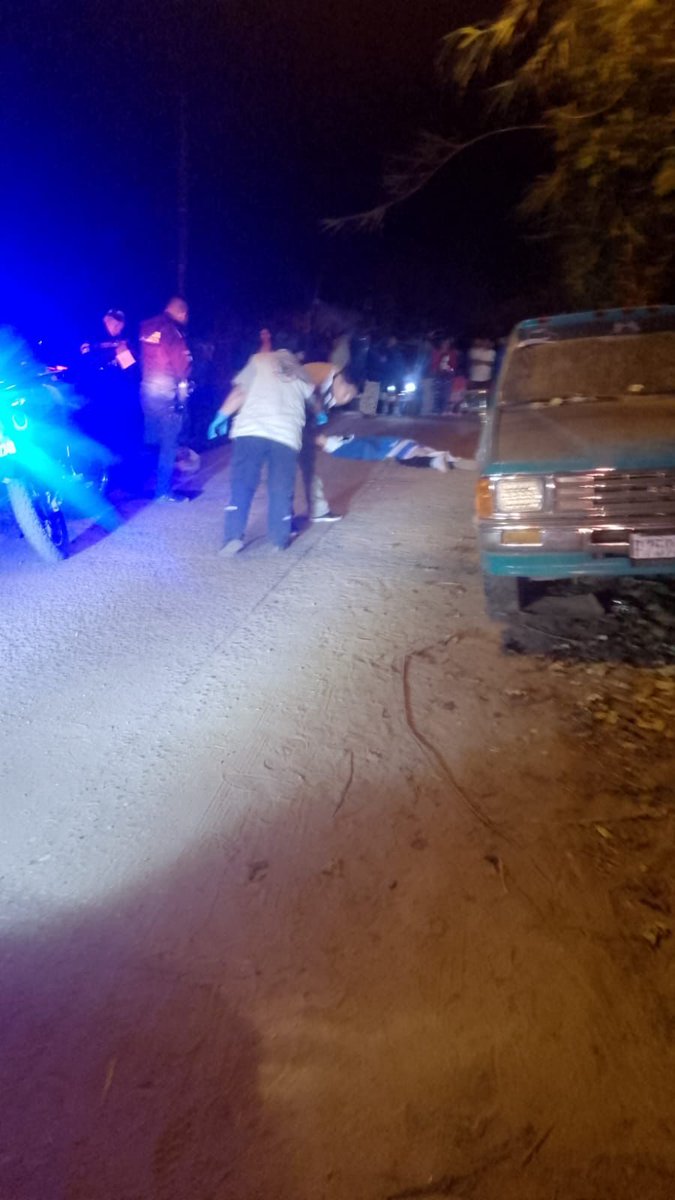 AztecaNoticiaGT's tweet image. Un hombre de 25 años fue víctima de un hecho armado en el Cantón Las Huertas en la zona 24 de la Ciudad de Guatemala, según información de autoridades, el hombre en motocicleta se dirigía a visitar a su novia cuando fue atacado a disparos. Los Bomberos de la localidad confirmaron…
