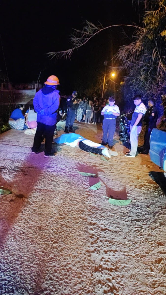 AztecaNoticiaGT's tweet image. Un hombre de 25 años fue víctima de un hecho armado en el Cantón Las Huertas en la zona 24 de la Ciudad de Guatemala, según información de autoridades, el hombre en motocicleta se dirigía a visitar a su novia cuando fue atacado a disparos. Los Bomberos de la localidad confirmaron…