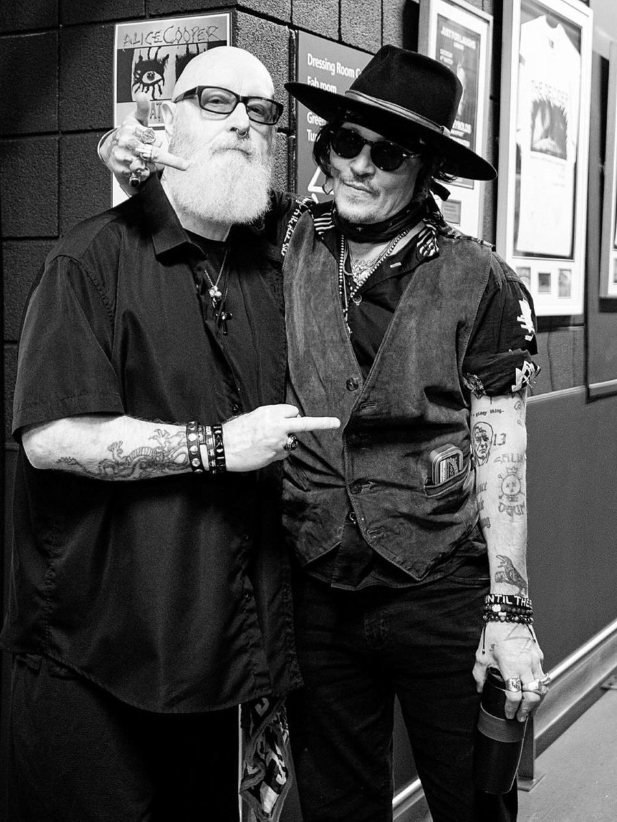 TopDepp's tweet image. #Repost @RossHalfin
——
"London The O2 Mr. Johnny Depp - Mr. Alice Cooper - Mr. Rob Halford and nice to see Glenn Tipton and lots of love for Ozzy
#rosshalfin #johnnydepp #alicecooper #judaspriest"
instagram.com/p/DMlMeUdS7UA/…