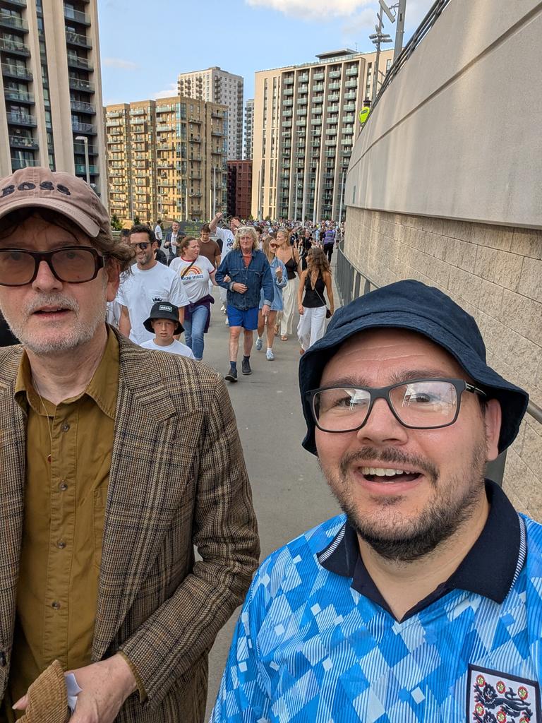 Bumped into Jarvis Cocker on the way into Wembley to see Oasis! One Britpop icon celebrating another tonight 🫡