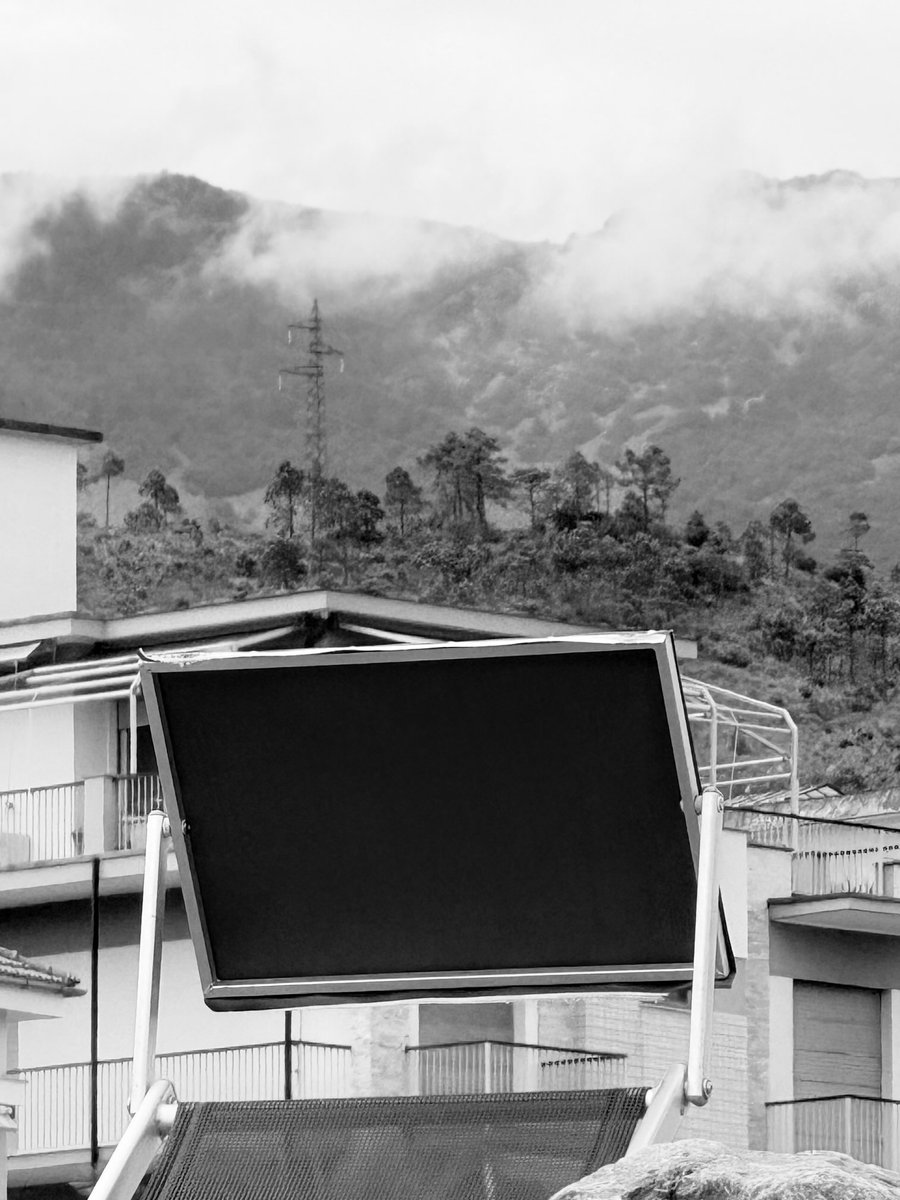 Alonein43672278's tweet image. #photography #blackandwhite #beachlounger #mountain #clouds