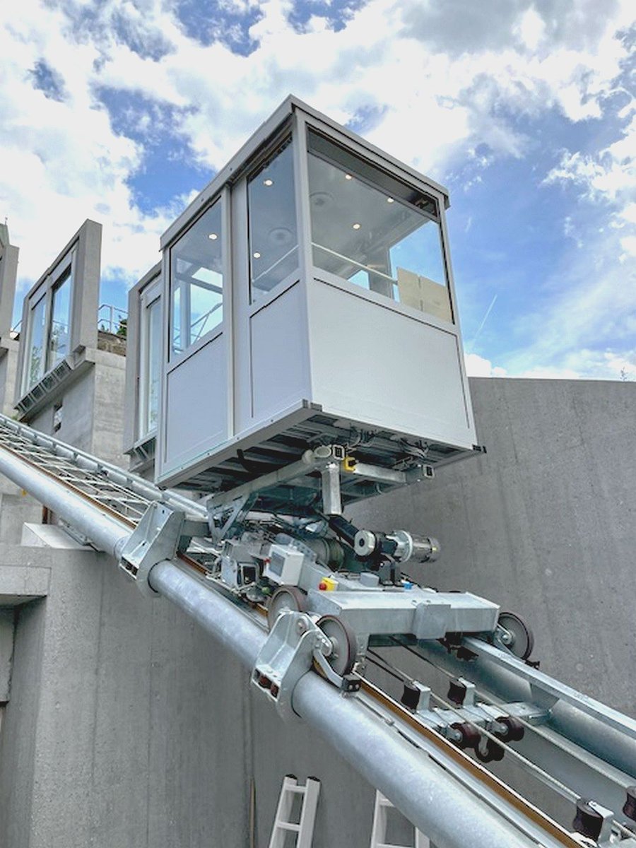 standseilbahnen's tweet photo. Öffentlicher Schrägaufzug Schräglift Standseilbahn Domat/Ems Friedhof 2025
Kabine für 8 Personen - bald in Betrieb

Catalog --> https://t.co/V98O4yREzP

#domat #domatems #schrägaufzug #schräglift #standseilbahn #funicular https://t.co/6S4k5FSM75