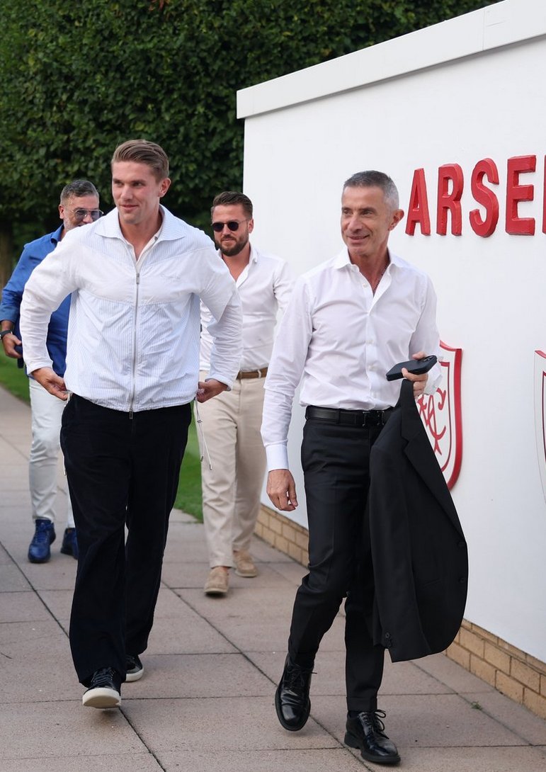 Teamgyokeres's tweet image. 🚨🗣️Sporting president Frederico Varandas: "Threats and blackmail don't work with me. One thing I can guarantee: Viktor Gyökeres does NOT leave. I never promised. With this game that the agent is playing, the situation only worsens."
1 WEEK LATER
