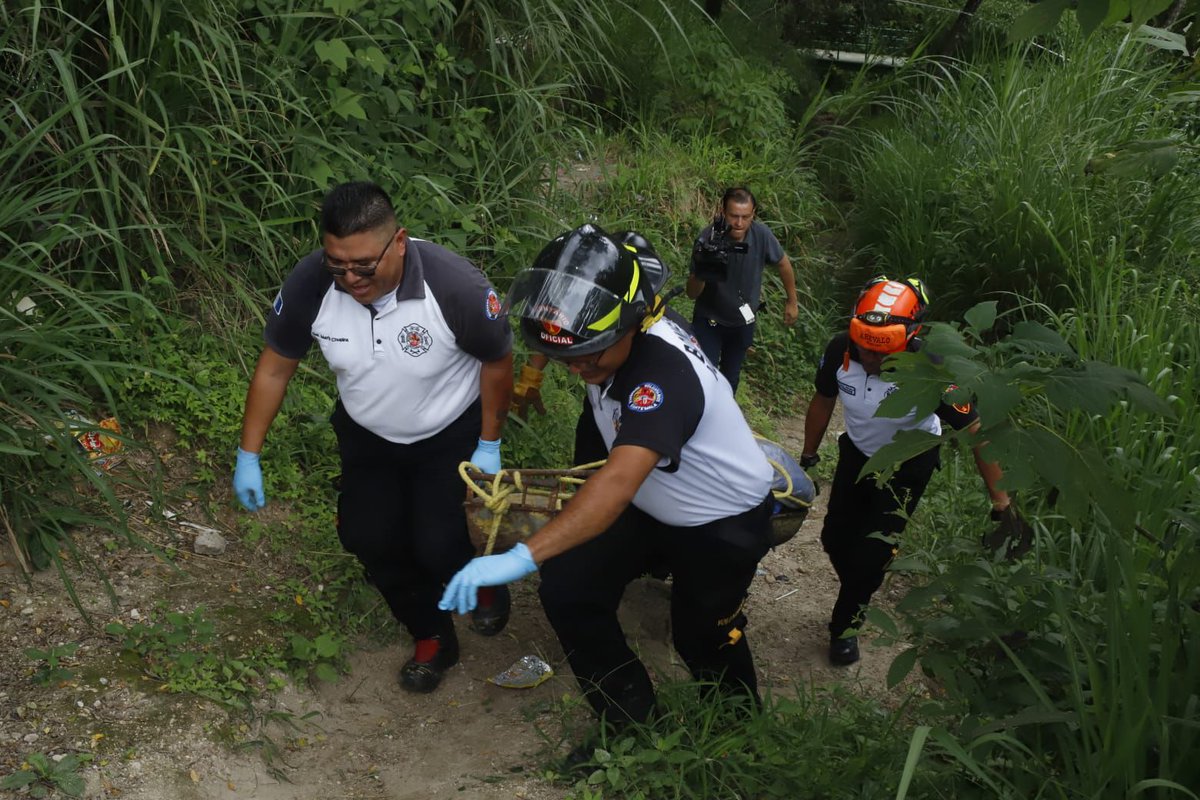 AztecaNoticiaGT's tweet image. Una persona fue localizada sin vida, en estado avanzado de descomposición, envuelto en plástico y sábanas en un barranco ubicado en el kilómetro 9 de la ruta Antigua a Chinautla. Los @BVoluntariosGT realizaron el rescate del cuerpo para ser llevado a una superficie donde…