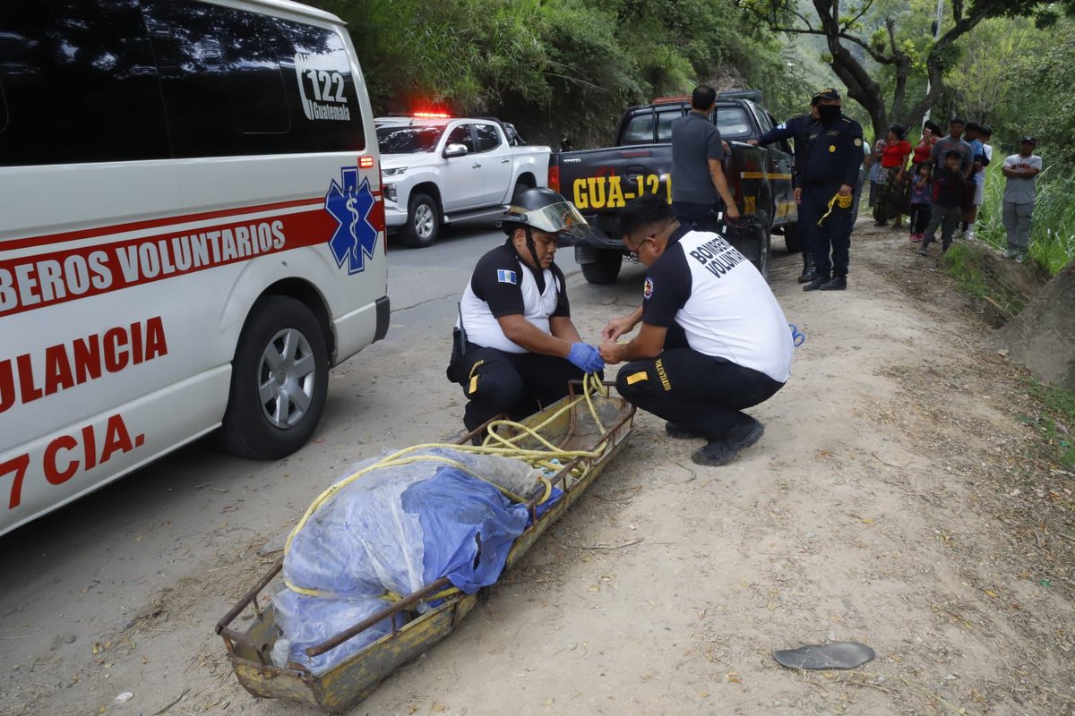 AztecaNoticiaGT's tweet image. Una persona fue localizada sin vida, en estado avanzado de descomposición, envuelto en plástico y sábanas en un barranco ubicado en el kilómetro 9 de la ruta Antigua a Chinautla. Los @BVoluntariosGT realizaron el rescate del cuerpo para ser llevado a una superficie donde…