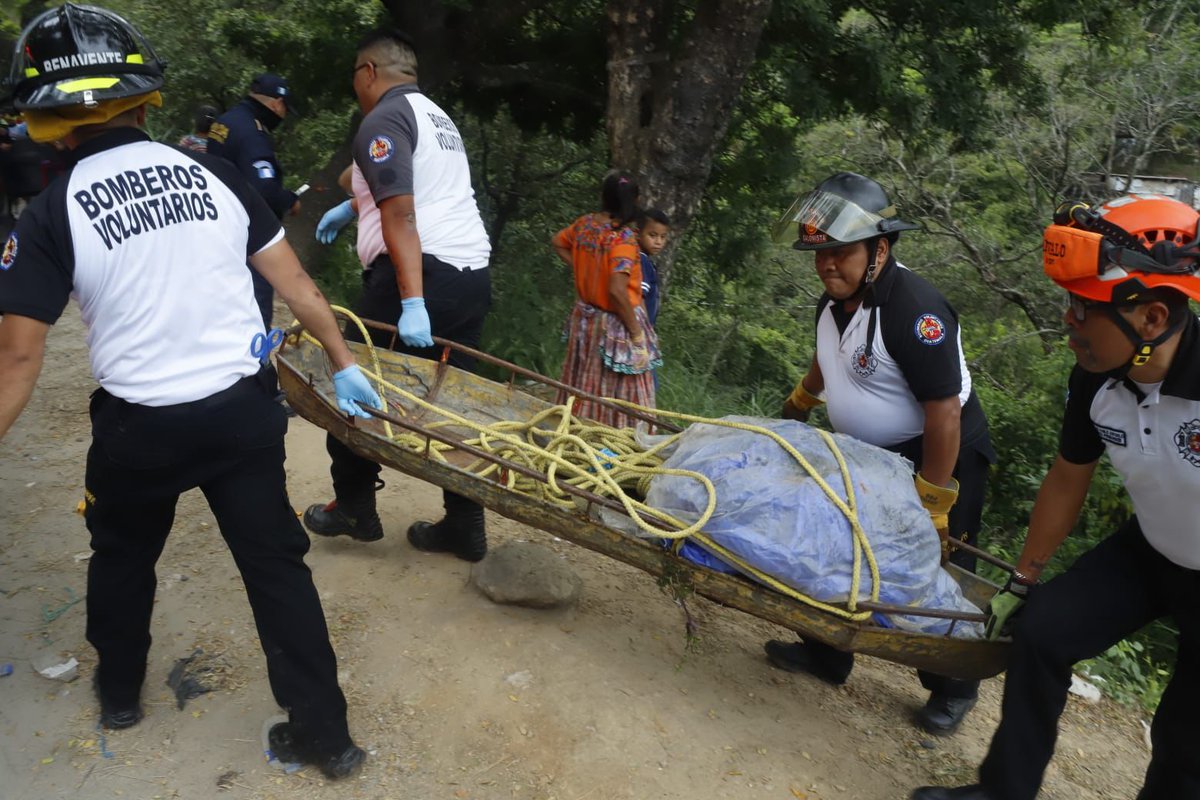AztecaNoticiaGT's tweet image. Una persona fue localizada sin vida, en estado avanzado de descomposición, envuelto en plástico y sábanas en un barranco ubicado en el kilómetro 9 de la ruta Antigua a Chinautla. Los @BVoluntariosGT realizaron el rescate del cuerpo para ser llevado a una superficie donde…