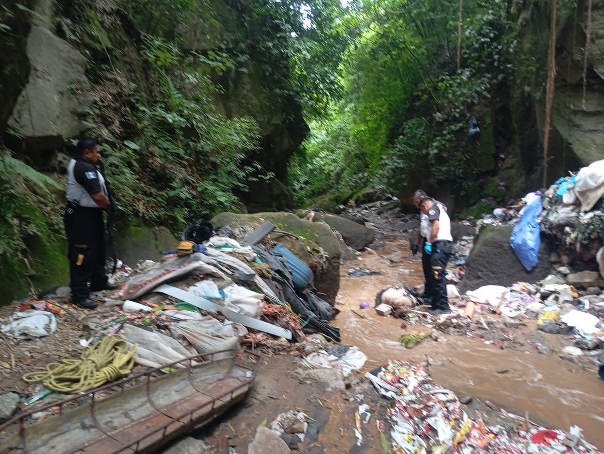 AztecaNoticiaGT's tweet image. Una persona fue localizada sin vida, en estado avanzado de descomposición, envuelto en plástico y sábanas en un barranco ubicado en el kilómetro 9 de la ruta Antigua a Chinautla. Los @BVoluntariosGT realizaron el rescate del cuerpo para ser llevado a una superficie donde…