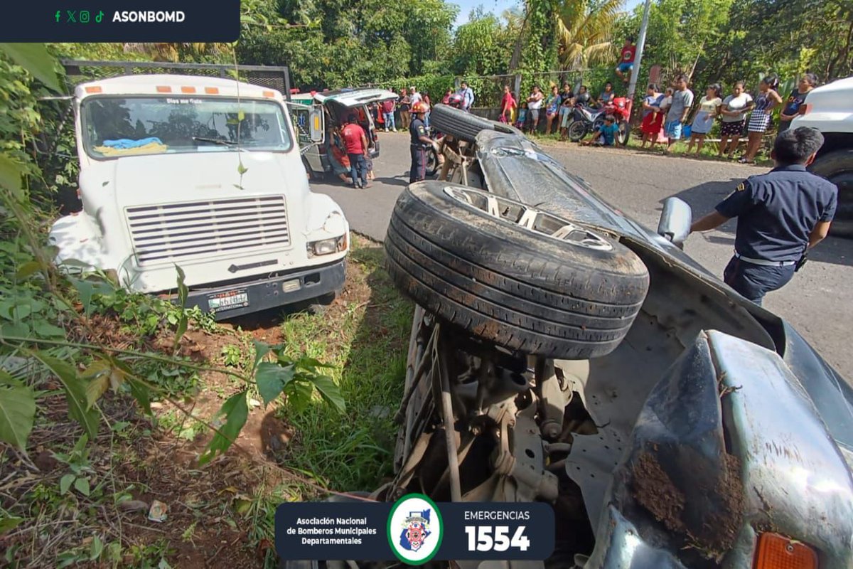 AztecaNoticiaGT's tweet image. Un camión y un pick-up se vieron involucrados en un accidente de tránsito, donde este último quedó volcado. Los bomberos de @ASONBOMDGT atendieron a cinco personas con heridas menores y alteración nerviosa, siendo estabilizadas en el lugar. Este hecho ocurrió en el Cantón San…