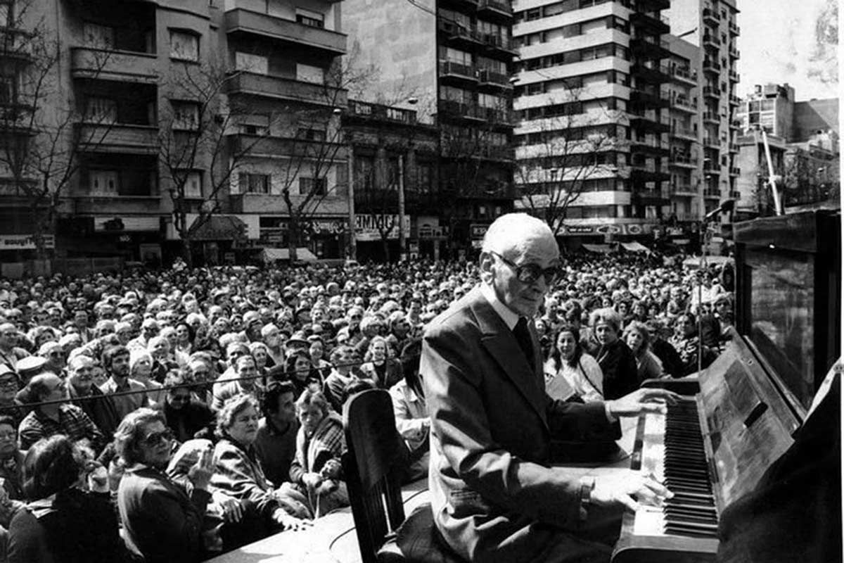 Tiempo Argentino (@tiempoarg) on Twitter photo 🎹 Osvaldo Pugliese: su revolución en el tango, la militancia y el legado a 30 años de su muerte.
✍ <a href="/smfeijoo/">Sebastián Feijoo</a> | buff.ly/UyFDk71 🎹 Osvaldo Pugliese: su revolución en el tango, la militancia y el legado a 30 años de su muerte.
✍ <a href="/smfeijoo/">Sebastián Feijoo</a> | buff.ly/UyFDk71