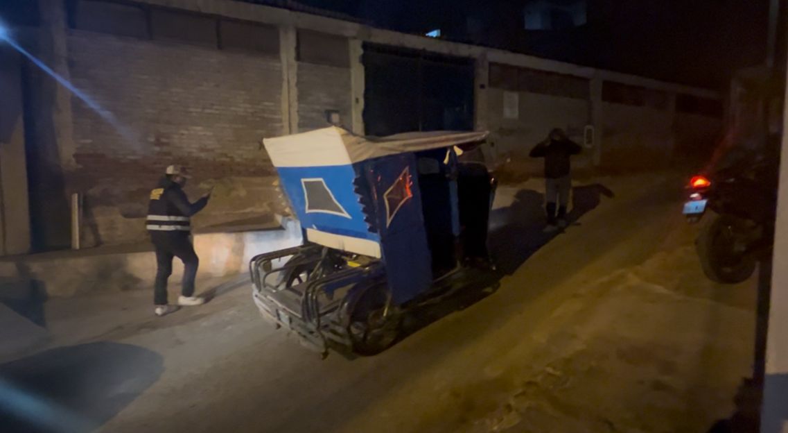 PoliciaPeru's tweet image. Lima 🚨 |Efectivos de la Dirincri PNP intervinieron a un presunto integrante de la banda “Los Gatilleros de Ancón II” por el delito de tenencia ilegal de arma de fuego y posesión de droga. Se incautó una pistola hechiza y municiones de diferentes calibres. #PolicíasEnAcción