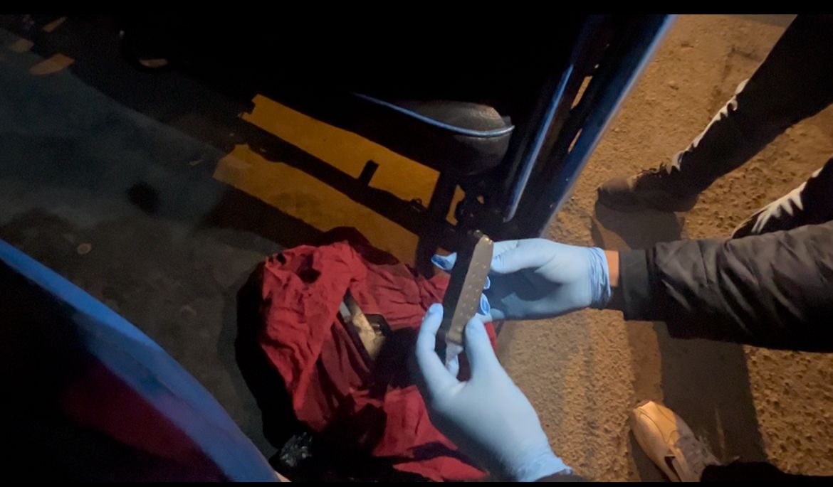 PoliciaPeru's tweet image. Lima 🚨 |Efectivos de la Dirincri PNP intervinieron a un presunto integrante de la banda “Los Gatilleros de Ancón II” por el delito de tenencia ilegal de arma de fuego y posesión de droga. Se incautó una pistola hechiza y municiones de diferentes calibres. #PolicíasEnAcción