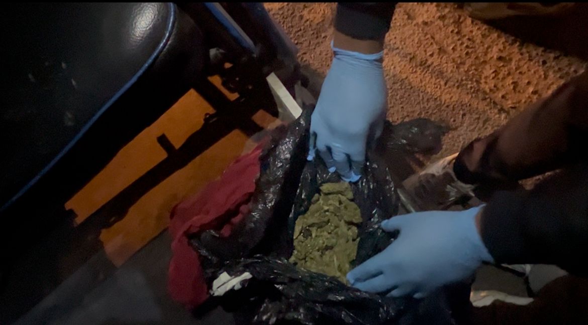PoliciaPeru's tweet image. Lima 🚨 |Efectivos de la Dirincri PNP intervinieron a un presunto integrante de la banda “Los Gatilleros de Ancón II” por el delito de tenencia ilegal de arma de fuego y posesión de droga. Se incautó una pistola hechiza y municiones de diferentes calibres. #PolicíasEnAcción